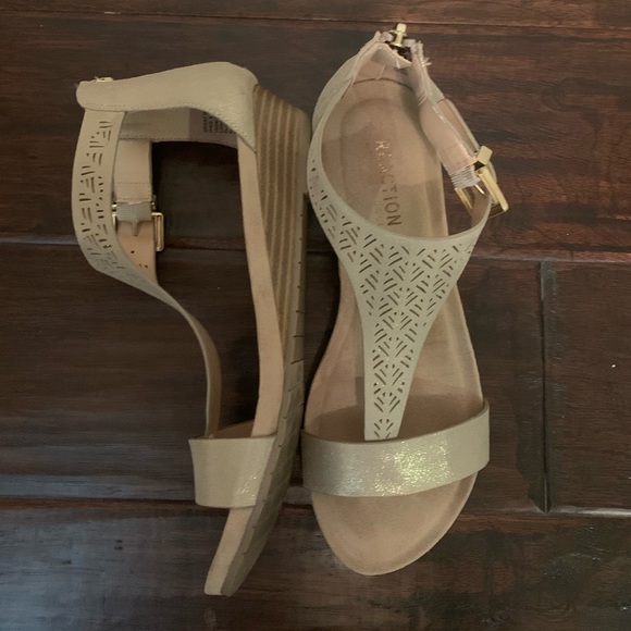 Kenneth Cole Reaction Women’s Great Gal Wedge Sandal - Champagne Color - Size 6 - Picture 3 of 5